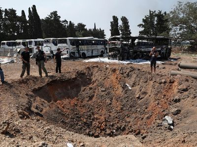 Jejak Serangan Rudal Iran di Herzliya Israel Tengah