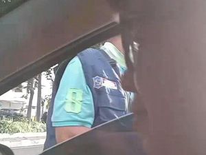 Tampang Pria di Surabaya yang Viralkan Jukir Gratis Tarik Uang Tampang Pria di Surabaya yang Viralkan Jukir Gratis Tarik Uang