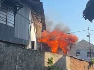 Kebakaran di Jalan Korban 40.000 Jiwa Makassar, Damkar Dikerahkan