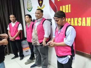 Kejati Tahan 6 Tersangka Korupsi Pembangunan Bandara Ketapang Kejati Tahan 6 Tersangka Korupsi Pembangunan Bandara Ketapang