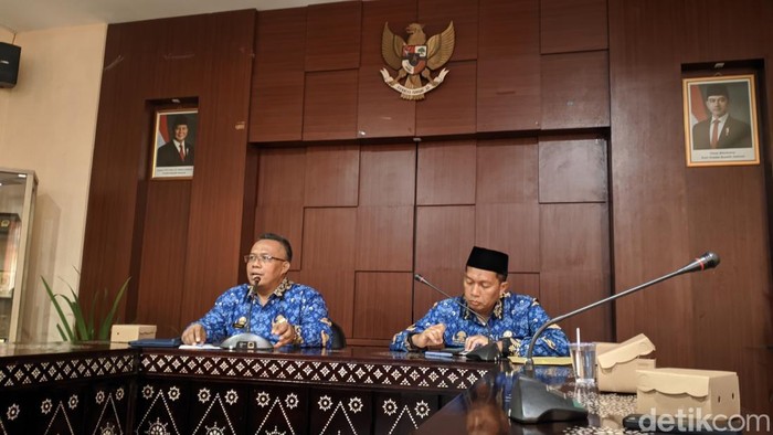 Kepala Dinas PUPR NTB Sadimin bareng Sekretaris PUPR NTB Ilham Ardiansyah dijumpai di kantornya, Selasa (17/6/2025). (Ahmad Viqi/detikBali). Kepala Dinas PUPR NTB Sadimin bareng Sekretaris PUPR NTB Ilham Ardiansyah dijumpai di kantornya, Selasa (17/6/2025). (Ahmad Viqi/detikBali). Studi Kelayakan Tol