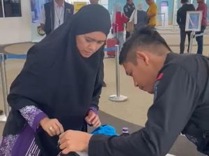 Brimob Periksa Barang Bawaan Penumpang Pesawat Mendarat Darurat di Kualanamu Brimob Periksa Barang Bawaan Penumpang Pesawat Mendarat Darurat di Kualanamu