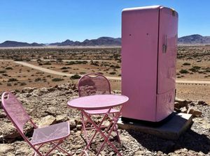 Kulkas Pink Barbie Bagai Oase di Tengah Gurun Afrika, Apa Isinya? Kulkas Pink Barbie Bagai Oase di Tengah Gurun Afrika, Apa Isinya?