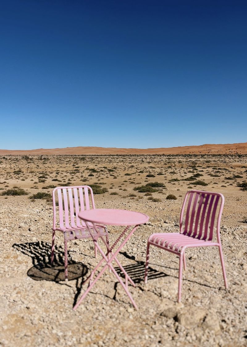 Kulkas Pink 'Barbie' Bagai Oase di Tengah Gurun Afrika, Apa Isinya?