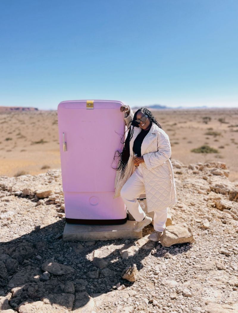 Kulkas Pink 'Barbie' Bagai Oase di Tengah Gurun Afrika, Apa Isinya?
