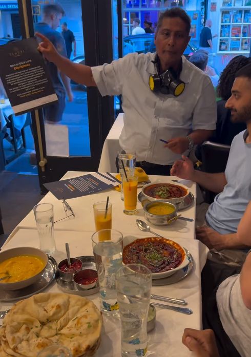 Duh! Tantangan Makan Kari Pedas Bikin Peserta Kesakitan