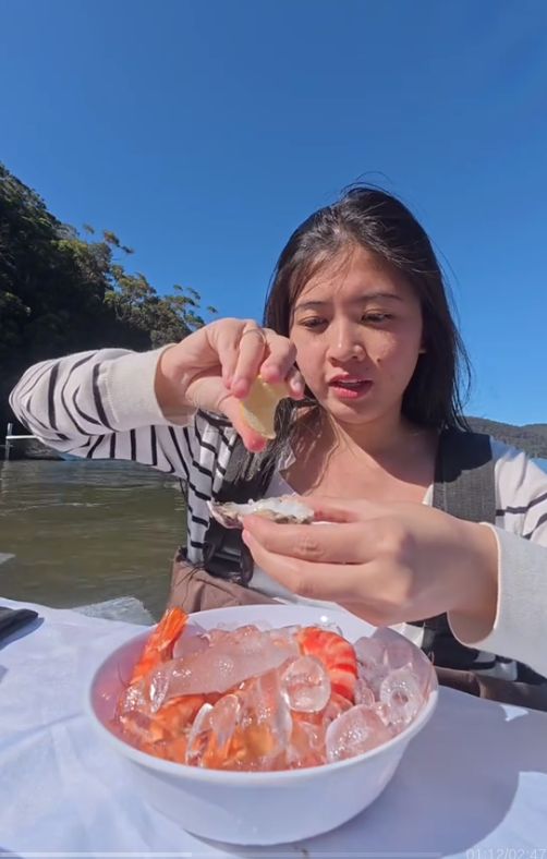 Bagai Menantang Nyali, Makan Tiram di Sini Harus Berendam di Sungai