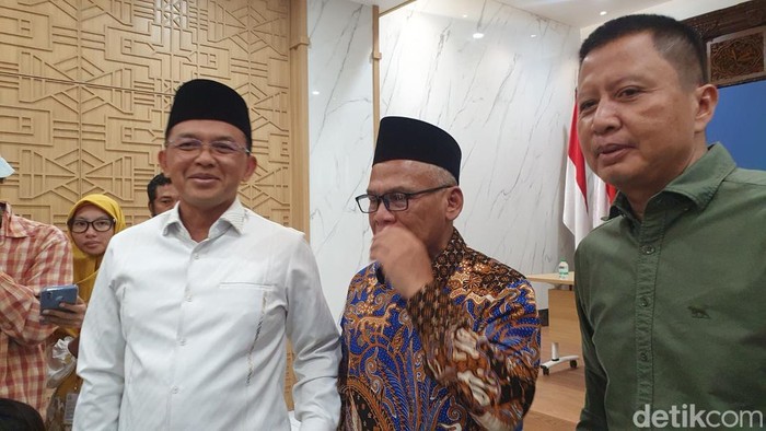 Maman Imanul Haq (kiri) dikala dijumpai di Kantor DPP PKB, Cikini, Jakarta Pusat, Selasa (17/6/2025).