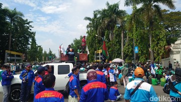Buruh Kepung Gedung DPRD Cilegon Imbas Anggota Dewan Tabrak Pendemo