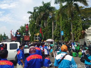 Video: Buruh Kepung Gedung DPRD Cilegon Imbas Anggota Dewan Tabrak Pedemo Video: Buruh Kepung Gedung DPRD Cilegon Imbas Anggota Dewan Tabrak Pedemo