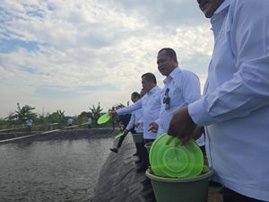 Menteri Imipas Cek Budi Daya Ikan di Lapas Terbuka Kendal, Tebar Bibit-Beri Pakan