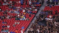 Terlihat banyak area kursi yang kosong tidak diduduki suporter. (Foto: Robbie Jay Barratt - AMA/Getty Images)