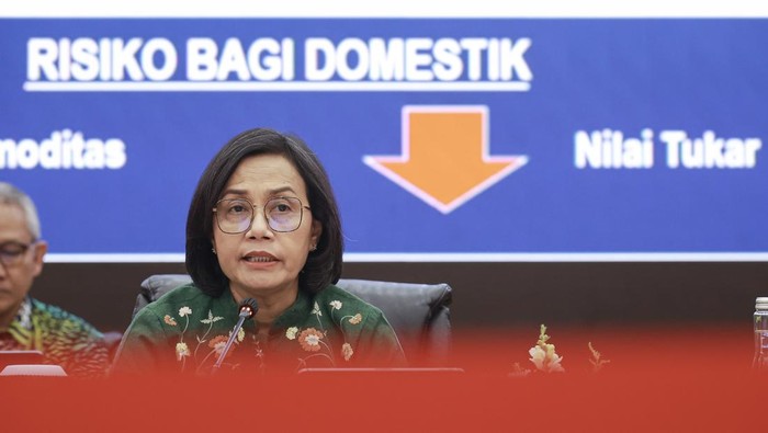 Menteri Keuangan Sri Mulyani Indrawati (tengah) didampingi Wakil Menteri Keuangan Thomas Djiwandono (kiri), dan Suahasil Nazara (kanan) menyodorkan pertemuan pers APBN KiTa di Kantor Kementerian Keuangan, Jakarta, Selasa (17/6/2025). Menteri Keuangan melaporkan Anggaran Pendapatan dan Belanja Negara (APBN) mengalami defisit sebesar Rp21 triliun atau 0,09 persen terhadap Produk Domestik Bruto (PDB) pada Mei 2025. ANTARA FOTO/Dhemas Reviyanto/bar