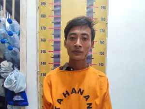 Sembunyikan Senpi di Balik Jaket, Pemuda di OKU Timur Diringkus Polisi Sembunyikan Senpi di Balik Jaket, Pemuda di OKU Timur Diringkus Polisi