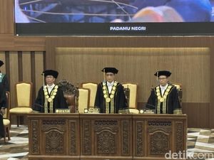 Profesor Madyan Dilantik Jadi Rektor Unair 2025-2030 Profesor Madyan Dilantik Jadi Rektor Unair 2025-2030