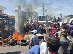 Massa Bakar Ban-Keranda, Minta Kasus Penganiayaan di Lubuklinggau Diusut Massa Bakar Ban-Keranda, Minta Kasus Penganiayaan di Lubuklinggau Diusut