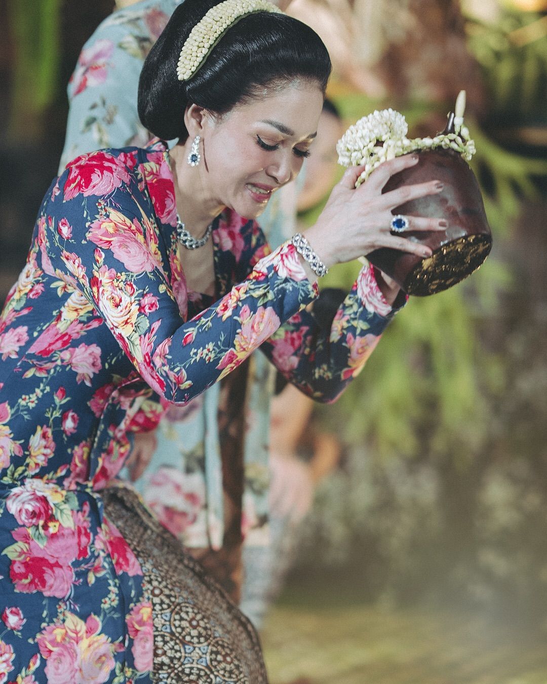 Perhiasan Blue Sapphire Maia Estianty saat Siraman Al Ghazali