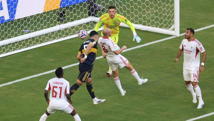 Piala Dunia Antarklub 2025 MIAMI GARDENS, FLORIDA - JUNE 16: Rodrigo Battaglia #5 of CA Boca Juniors scores his teams second goal past Anatoliy Trubin #1 of SL Benfica during the FIFA Club World Cup 2025 group C match between CA Boca Juniors and SL Benfica at Hard Rock Stadium on June 16, 2025 in Miami Gardens, Florida. (Photo by Sandra Montanez/Getty Images)