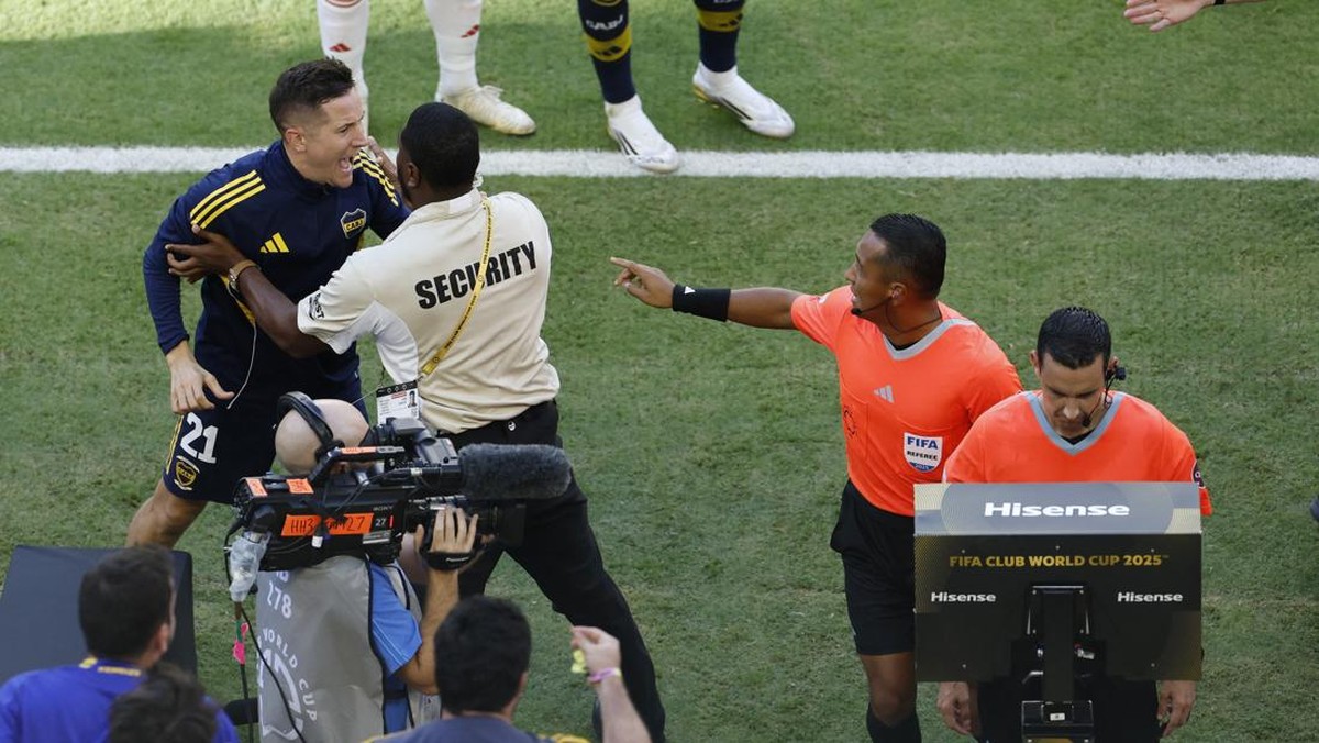 Aksi Ander Herrera mencoba mendekati wasit. (Foto: REUTERS/Marco Bello)