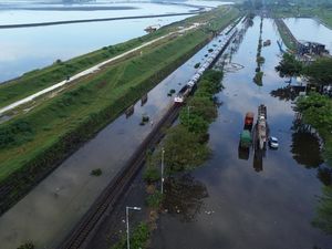Porong Lumpuh Diterjang Banjir, Jalan Raya Berubah Jadi Sungai Porong Lumpuh Diterjang Banjir, Jalan Raya Berubah Jadi Sungai