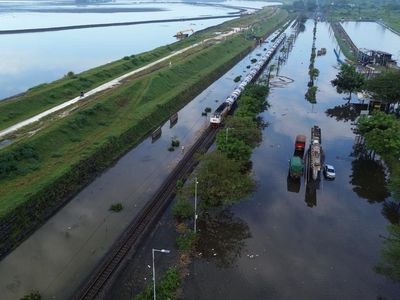 Porong Lumpuh Diterjang Banjir, Jalan Raya Berubah Jadi Sungai