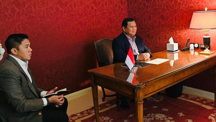 Prabowo memimpin rapat terbatas lewat vicon. Prabowo memimpin rapat terbatas lewat vicon.