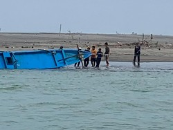 Perahu Nelayan Terbalik di Tegalbuleud Sukabumi, Satu Orang Tewas