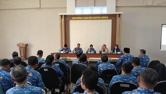 Rapat wacana Koperasi Merah Putih di Dinas Koperasi dan Usaha Mikro Lamongan.