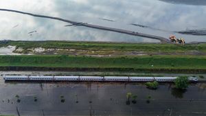 Rel Terendam Banjir, Kereta Tetap Melaju di Porong