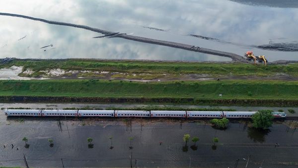 Rel Terendam Banjir, Kereta Tetap Melaju di Porong
