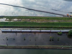 Rel Terendam Banjir, Kereta Tetap Melaju di Porong Rel Terendam Banjir, Kereta Tetap Melaju di Porong
