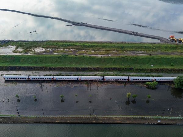 Rel Terendam Banjir, Kereta Tetap Melaju di Porong