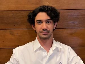 Reza Rahadian Gak Terpenjara oleh HP, Santai Aja Tanpa Medsos Reza Rahadian Gak Terpenjara oleh HP, Santai Aja Tanpa Medsos