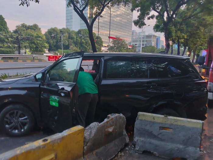 Satu unit taksi online mengalami kecelakaan menabrak separator busway sampai hancur awut-awutan di Jalan S. Parman, Jakbar. (dok.TMC Polda Metro Jaya) Satu unit taksi online mengalami kecelakaan menabrak separator busway sampai hancur awut-awutan di Jalan S. Parman, Jakbar. (dok.TMC Polda Metro Jaya)