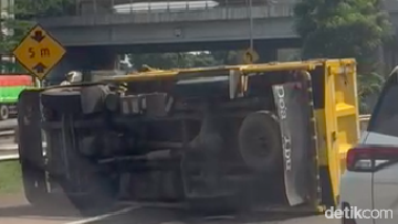 Truk Terguling di Tol Jagorawi Km 7, Lalin Arah Cawang Padat