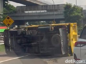 Truk Terguling di Tol Jagorawi Km 7, Lalin Arah Cawang Padat