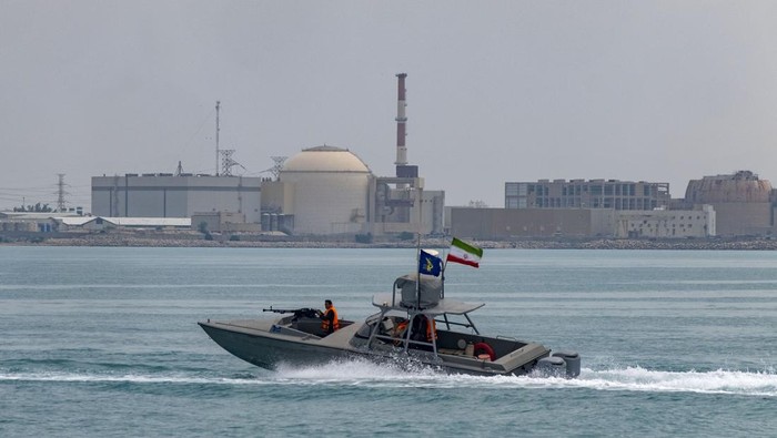 Selat Hormuz, Jalur Perdagangan Minyak Dunia yang Iran Ancam Tutup Basij paramilitary force speed boats are sailing along the Persian Gulf during the Islamic Revolutionary Guard Corps (IRGC) marine parade to commemorate Persian Gulf National Day, near the Bushehr nuclear power plant in the seaport city of Bushehr, Bushehr province, in the south of Iran, on April 29, 2024. Persian Gulf National Day, which celebrates the expulsion of the Portuguese from the Strait of Hormuz and the Persian Gulf in 1622 by the Safavid forces led by Imam Quli Khan under the command of Shah Abbas I, is observed on the 10th of Ordibehesht in the Iranian calendar, typically falling in late April or early May. (Photo by Morteza Nikoubazl/NurPhoto via Getty Images)