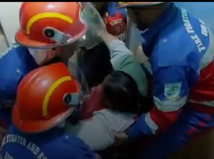 Video: Momen Damkar Jambi Evakuasi Wanita Obesitas Jatuh di Kamar Mandi Video: Momen Damkar Jambi Evakuasi Wanita Obesitas Jatuh di Kamar Mandi
