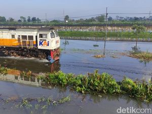5 Kereta Api Terlambat Akibat Banjir di Porong Sidoarjo 5 Kereta Api Terlambat Akibat Banjir di Porong Sidoarjo