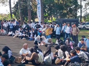 6 Ribu Pencari Kerja Tumplek Berebut Loker di Job Fair Bandung Barat 6 Ribu Pencari Kerja Tumplek Berebut Loker di Job Fair Bandung Barat