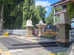 Pemkot Mataram Tertibkan Ratusan PKL Bandel di Trotoar-Jalan Raya Pemkot Mataram Tertibkan Ratusan PKL Bandel di Trotoar-Jalan Raya