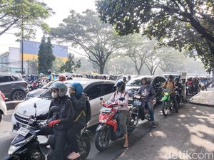 Sabar Ala Jajang Hadapi Kerudetan di Setopan Samsat Soekarno Hatta Sabar Ala Jajang Hadapi Kerudetan di Setopan Samsat Soekarno Hatta
