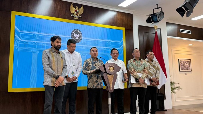 Wakil Ketua dewan perwakilan rakyat Sufmi Dasco Ahmad jumpa pers bareng  soal 4 pulau Aceh di kompleks Istana Kepresidenan, Jakarta, Selasa (17/6/2025).