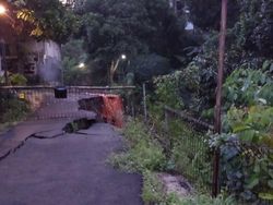 Talut Jalan di Perumahan Gedawang Semarang Longsor Diterjang Hujan Deras