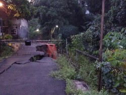 Talut Jalan di Perumahan Gedawang Semarang Longsor Diterjang Hujan Deras