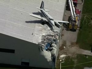 Video Pesawat Jatuh di Kansas AS, Nangkring di Atap Bandara Video Pesawat Jatuh di Kansas AS, Nangkring di Atap Bandara
