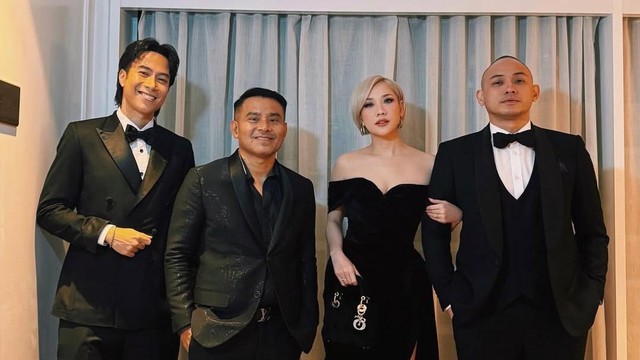 Berita Viral Selebriti dari InsertLive : Hadiri Resepsi Al Ghazali di Tengah Penyembuhan Kanker, Vidi Aldiano Tuai Doa Netizen