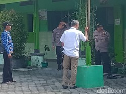 Terekam CCTV! 4 ABG Nekat Panjat-Rusak Tali Bendera di SD Klaten