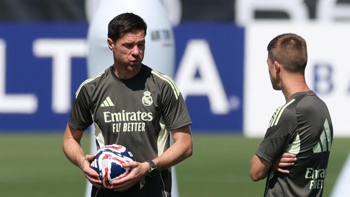 Soccer Football - Club World Cup - Real Madrid Training - Gardens North Country District Park, Palm Beach Gardens, Florida, U.S. - June 15, 2025 Real Madrid coach Xabi Alonso during training REUTERS/Hannah Mckay