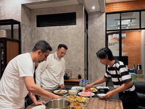 Momen Komika Yono Bakrie Makan Bareng Raffi Ahmad dan Boiyen Momen Komika Yono Bakrie Makan Bareng Raffi Ahmad dan Boiyen